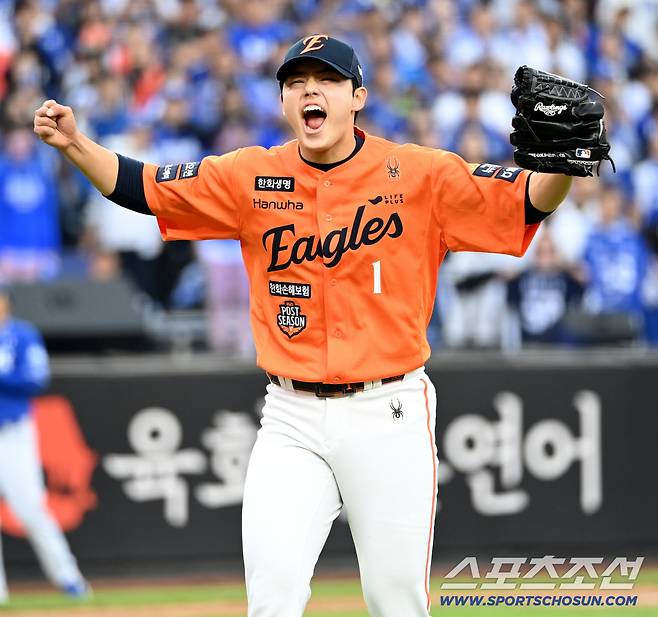 18일 대전한화생명볼파크에서 열린 삼성과 한화의 PO 1차전. 7회초 한화 문동주가 삼성 김지찬을 스트라이크 아웃 낫아웃으로 잡아내며 환호하고 있다. 대전=허상욱 기자wook@sportschosun.com/2025.10.18/