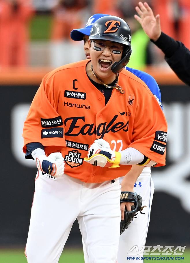 18일 대전한화생명볼파크에서 열린 삼성과 한화의 PO 1차전. 6회말 2사 2,3루 채은성이 2타점 적시타를 치고 2루까지 진루하며 기뻐하고 있다. 대전=허상욱 기자wook@sportschosun.com/2025.10.18/