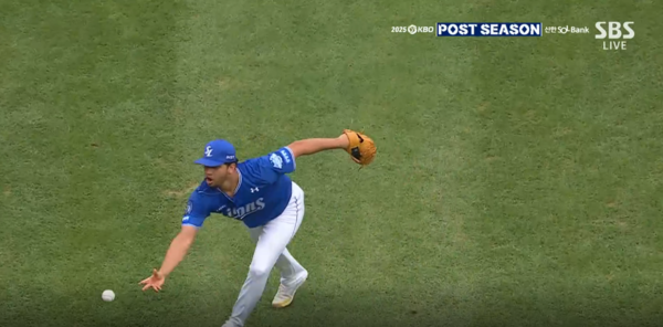 손아섭의 타구를 잡고 홈으로 송구한 가라비토. ⓒTVING