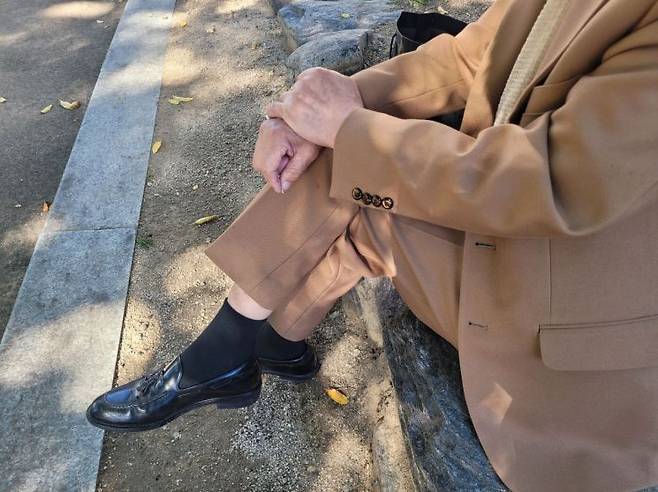 지난 15일 서울 종로구 탑골공원에서 만난 윤경호씨(75,남)는 갈색 정장과 광을 낸 구두 등으로 멋을 내고 다녔다. 윤씨는 스스로를 '서울 놈'이라고 칭했다. 공병선 기자