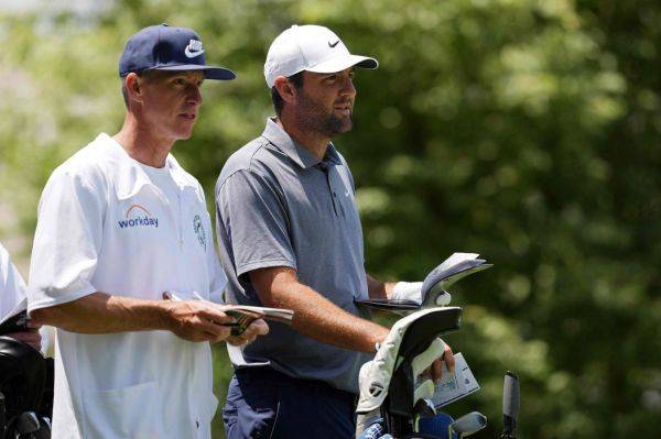 캐디 테드 스콧(왼쪽)은 스코티 셰플러를 세계랭킹 1위에 등극시킨 특급도우미다. AFP연합뉴스