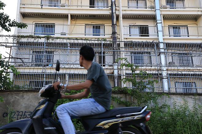 15일 오후 캄보디아 수도 프놈펜에 위치한 대규모 범죄 소굴인 원구단지 모습. 중국 조직원들은 현재 이곳에서 활동을 하고 있었다. /박성원 기자