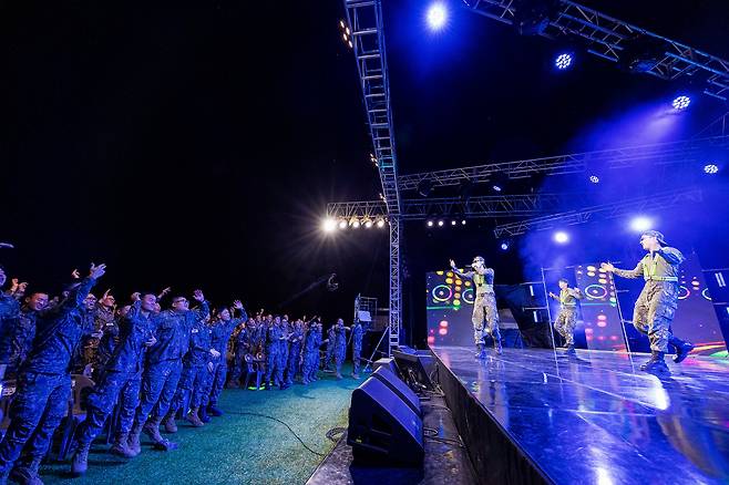 지난달 23일 육군 제73보병사단에서 열린 ‘위문열차’. ‘쓰리사이즈’팀이 빅뱅의 ‘붉은 노을’을 열창하자 장병들도 일어서 환호하고 있다. /양수열 영상미디어 기자