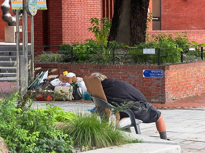 14일 서울 종로구 마로니에공원에서 잠을 자는 노숙인과 쓰레기 더미가 보인다. /이호준 기자