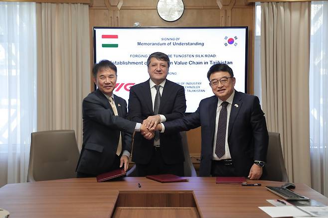 GBI-와이지-원-타지키스탄 산업신기술부 MOU 서명식 현장 (왼쪽부터 김용우 GBI 대표, 카비르 산업신기술부 장관, 이병재 와이지-원 대외협력본부장