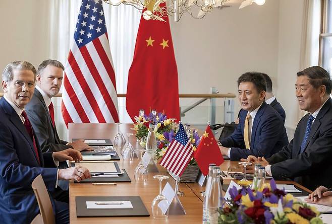 스콧 베선트(왼쪽) 미국 재무 장관, 제이미슨 그리어(왼쪽 두 번째) 미국 무역대표부(USTR) 대표, 리청강(오른쪽 두 번째) 중국 상무부 국제무역담판대표, 허리펑(오른쪽) 중국 부총리가 5월 10일 스위스 제네바에서 열린 미·중 고위급 회담에 참석했다. / 사진 AP연합
