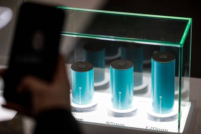 지난 3월 서울 강남구 코엑스에서 열린 인터배터리 2025에서 LG에너지솔루션 부스를 찾은 참관객들이 원통형 배터리를 살펴보고 있다(자료사진). ⓒ뉴시스