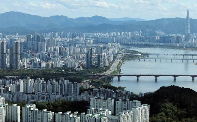 서울 남산에서 바라본 강북 집합건물(아파트·다세대·연립·오피스텔) 모습. [연합뉴스]