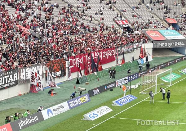 경기 후 서울 팬들에게 인사하는 기성용. 김희준 기자