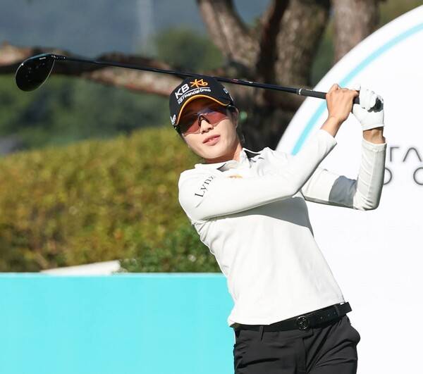 2025년 한국여자프로골프(KLPGA) 투어 상상인·한경 와우넷 오픈에 출전한 안송이 프로가 2라운드에서 경기하는 모습이다. 이날 안송이는 KLPGA투어 '최다 예선 통과' 신기록을 작성했다. 사진제공=KLPGA (사진을 무단으로 사용하지 마십시오.)