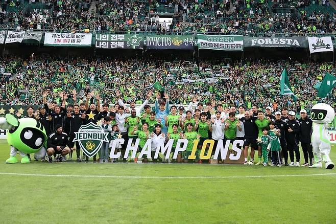 전북 현대 선수들이 18일 전주월드컵경기장에서 우승을 확정한 뒤 기념사진을 찍고 있다. 한국프로축구연맹 제공
