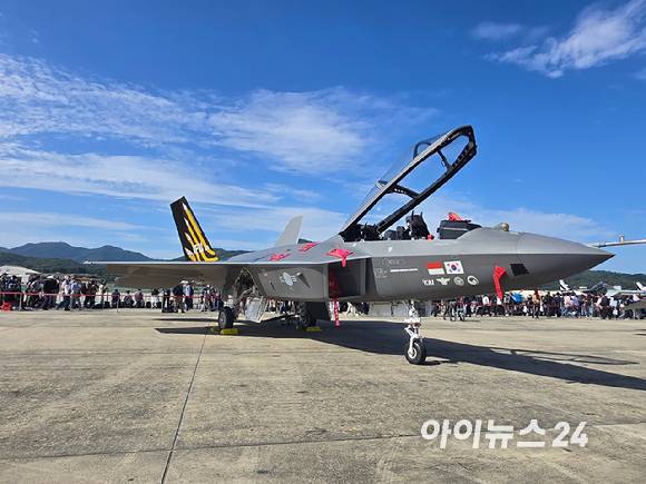 17일 서울 국제 항공우주 및 방위산업 전시회(ADEX 2025)에 전시된 KF-21(보라매). [사진=최란 기자]