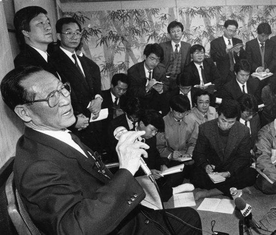 정 회장은 1992년 신당창당 기자회견서 정치헌금 등을 폭로했다. [중앙포토]