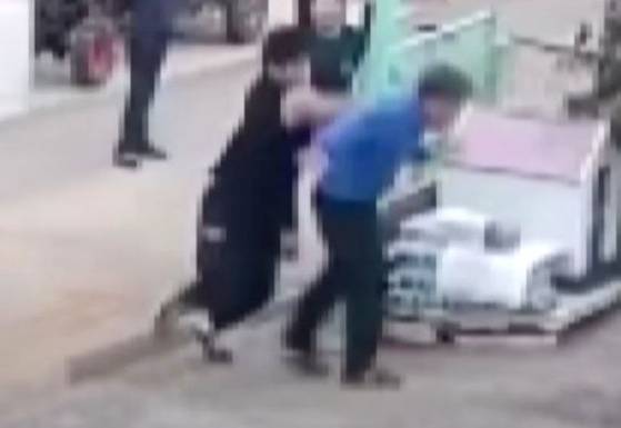 지난해 10월13일 A군(당시 15세)이 이웃에 사는 70대 남성 C씨를 때리는 모습. 사진 JTBC ‘사건반장’ 캡처