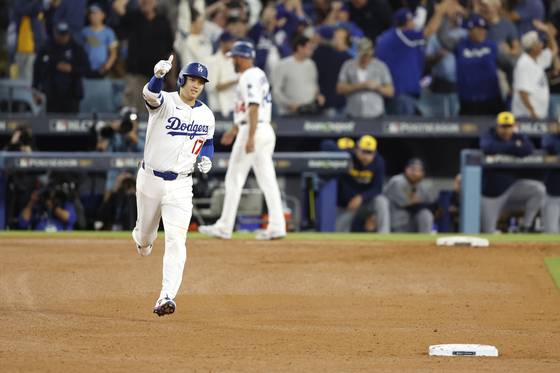 18일 NLCS 4차전에서 투수로는 6이닝 10K 무실점, 타자로는 3홈런을 기록하며 맹활약한 오타니 쇼헤이. EPA=연합뉴스