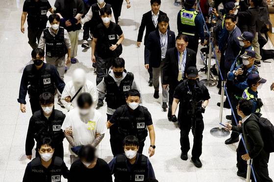 캄보디아 온라인 사기에 가담해 구금된 한국인들이 18일 오전 인천국제공항 제2터미널을 통해 송환되고 있다. 연합뉴스