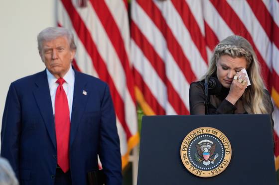 14일 미국 백악관에서 에리카 커크가 눈물을 닦고 있다. 트럼프 대통령은 암살당한 그의 남편이자 보수 청년활동가인 찰리 커크에게 이날 대통령 자유훈장을 수여했다. [AP=연합뉴스]