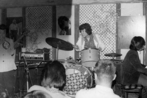 신촌 시절 드러머 유복성의 공연 모습. [중앙포토]