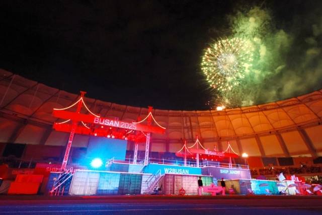 ▲ 제106회 전국체육대회 개회식이 17일 부산아시아드주경기장에서 열린 가운데 성화 점화를 알리는 폭죽이 터지고 있다. 연합뉴스