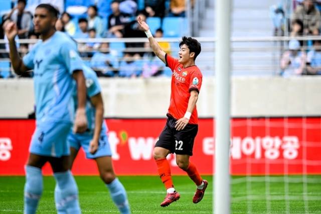 ▲ 강원FC 이상헌이 18일 대구iM뱅크파크에서 열린 대구FC와 하나은행 K리그1 2025 33라운드 맞대결에서 선제골을 터트린 뒤 동료들을 불러모으고 있다. 강원FC 제공