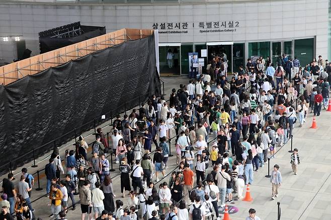 추석 연휴 마지막날인 10월 9일 오전 서울 용산구 국립중앙박물관이 관람객들로 북적이고 있다. 사진=뉴스1