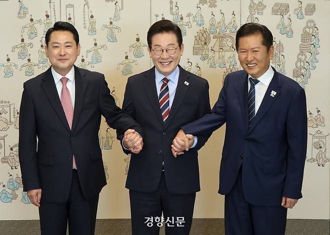 이재명 대통령이 지난 9월 8일 서울 용산 대통령실에서 정청래 더불어민주당 대표(오른쪽), 장동혁 국민의힘 대표와 오찬 회동을 하기 전 기념사진을 찍고 있다. 대통령실사진기자단