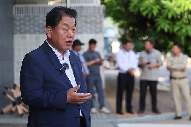 더불어민주당 재외국민안전대책단 단장인 김병주 최고위원이 18일(현지시간) 캄보디아 프놈펜에 있는 주캄보디아 한국 대사관 앞에서 한국인 구출 관련 내용을 브리핑하고 있다. 김 최고위원은 캄보디아 정부의 도움을 받아 감금돼 있던 한국인 청년 3명을 구출했다고 이날 밝혔다. 연합뉴스