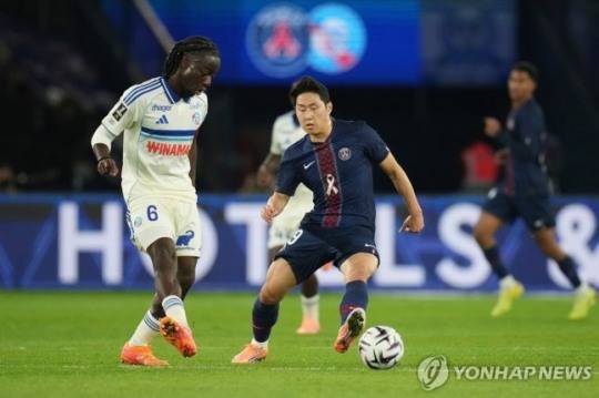 경합하는 PSG 이강인(오른쪽). / 사진=연합뉴스