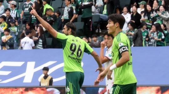 '골' 환호하는 콤파뇨. 사진[연합뉴스]