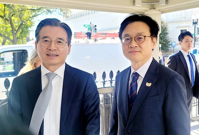 백악관 예산관리국 방문한 김용범 실장과 김정관 장관 [사진 = 연합뉴스]