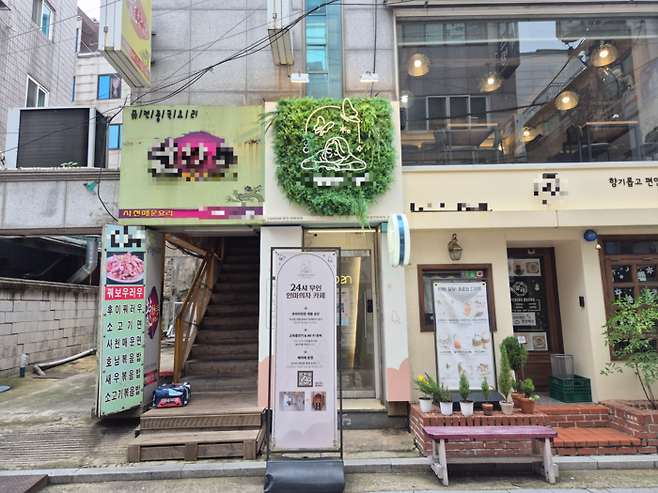 고려대학교 인근 대학가에서 카페와 음식점 사이 놓인 작은 공간에 안마의자 카페가 자리잡고 있다. [이수민 기자]