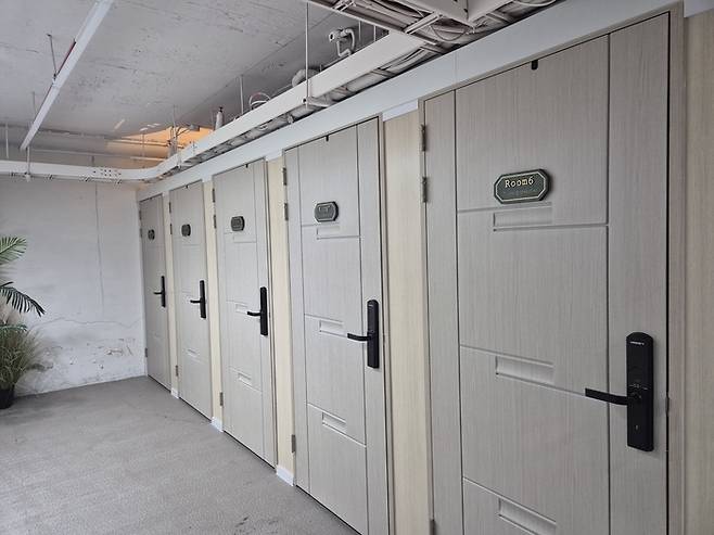 안마의자 카페 내부 모습. 각각의 방 문을 열고 들어서면 안마의자 한 대가 놓여있다. [이수민 기자]