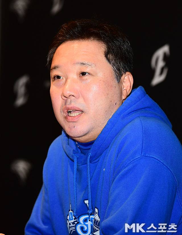 18일 오후 대전 한화생명볼파크에서 ‘2025 신한 SOL Bank KBO 포스트시즌’ 삼성 라이온즈와 한화 이글스의 플레이오프(5전 3선승제) 1차전이 열린다. 경기에 앞서 삼성 박진만 감독이 취재진들과 인터뷰를 하고 있다. 사진(대전)=김영구 기자