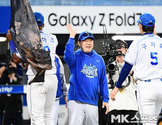 14일 오후 대구삼성라이온즈파크에서 ‘2025 신한 SOL Bank KBO 포스트시즌’ SSG 랜더스와 삼성 라이온즈의 준플레이오프(5전 3선승제) 4차전에서 삼성이 8회말에 터진 디아즈와 이재현의 백투백홈런을 앞세워 5-2 승리를 거두면서 시리즈 전적 3승 1패로 플레이오프에 진출했다. 플레이오프에 진출한 삼성 박진만 감독이 선수들과 기쁨을 나누고 있다. 사진=김영구 기자