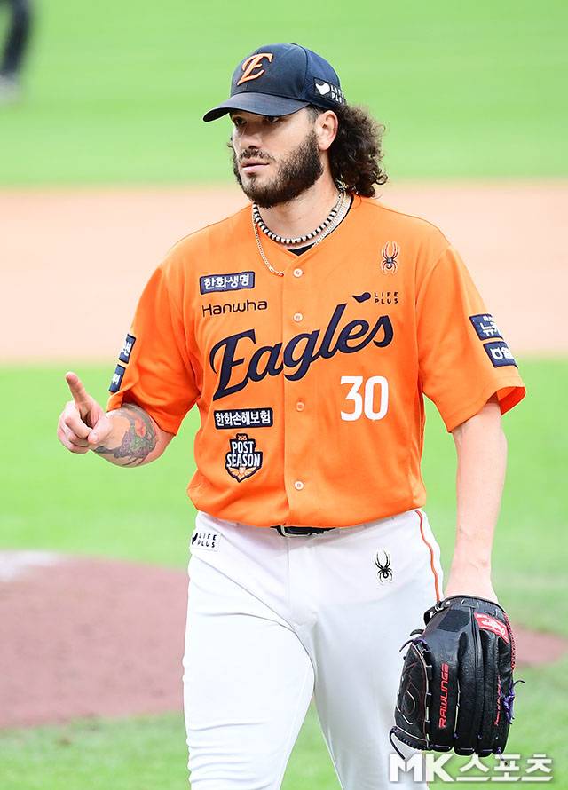 18일 오후 대전 한화생명볼파크에서 ‘2025 신한 SOL Bank KBO 포스트시즌’ 삼성 라이온즈와 한화 이글스의 플레이오프(5전 3선승제) 1차전이 열렸다. 한화 선발 폰세가 6회초 이닝을 마친 후 더그아웃으로 향하면서 코치진에게 사인을 보내고 있다. 사진(대전)=김영구 기자