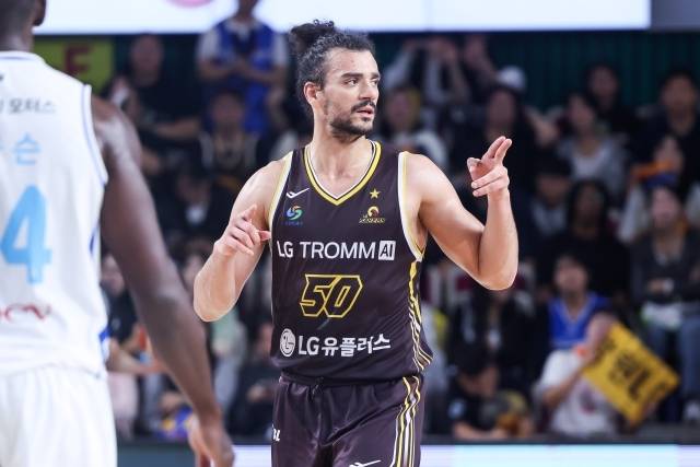 ‘파라오’ 아셈 마레이가 버틴 창원 LG가 서울 삼성을 상대로 한 ‘창원 불패’를 이어갔다. 사진=KBL 제공