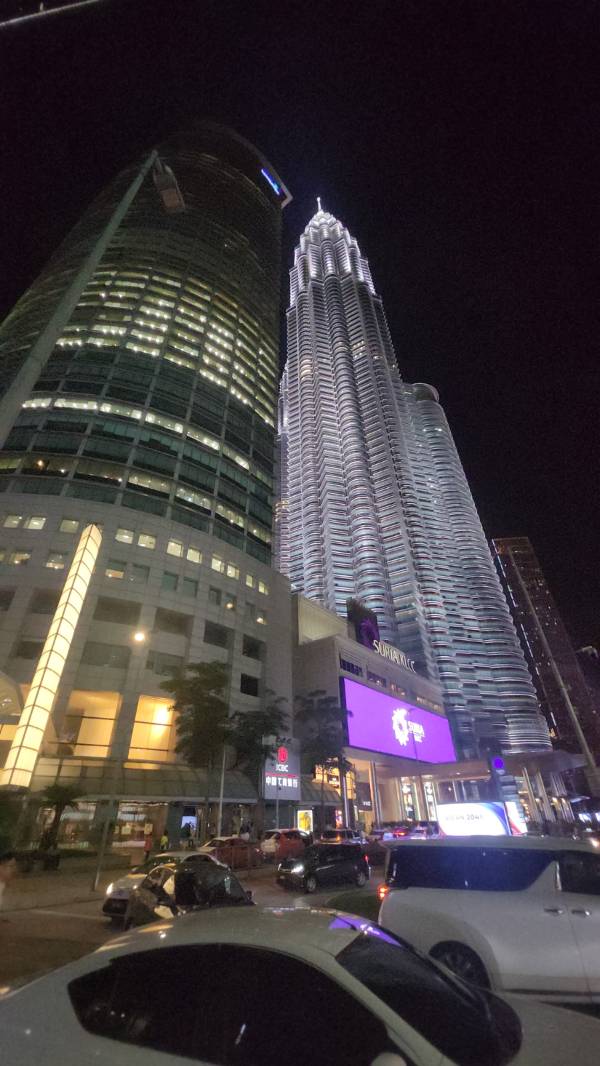 말레이시아의 상징이자 세계적인 초고층 쌍둥이 빌딩 페트로나스 트윈 타워. 타워 내부에 위치한 수리아 KLCC 몰에서  케이팝 데몬 헌터스의 대표 OST인 골든(GOLDEN)이 곳곳에서 울려퍼진다./사진=송정현 기자