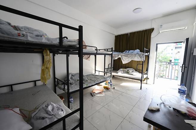 최근 캄보디아에서 한국인 대상 취업사기 및 감금 사건 등 각종 범죄에 연루된 사례가 수면 위로 드러나고 있다.  사진은 16일(현지시간) 캄보디아 프놈펜 인근 온라인스캠범죄단지인 태자단지 내부. /사진=뉴스1.