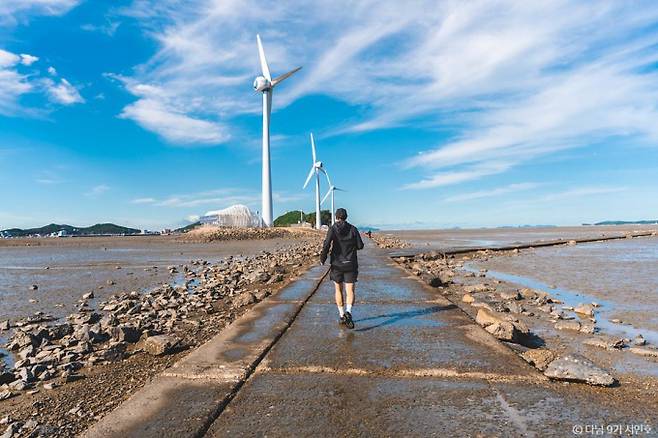 제부도가 바다와 일몰을 보며 달릴 수 있는 런트립 명소로 자리 잡았다. 풍경이 아름답고 초보자들도 부담없이 달릴 수 있는 제부도 런트립 코스를 소개한다. 사진은 탄도항과 누에섬 사잇길. /사진=한국관광공사