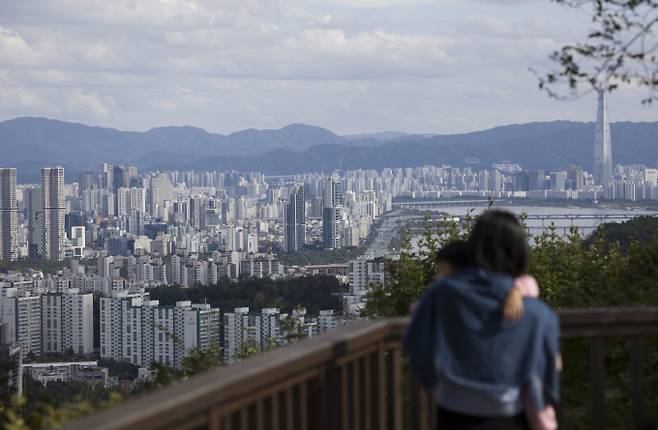 정부가 10·15 부동산 대책을 발표한 15일 오후 서울 남산에서 성동구와 광진구 일대 아파트 단지가 보이고 있다. 정부가 6·27 대출 규제과 9·7공급대책에 이어 발표한 추가 대책은 기존 규제지역인 강남3구·용산구를 포함한 서울 25개 구 전역과 한강 이남의 경기도 12곳 등 총 27곳을 조정대상지역·투기과열지구·토지거래허가구역 등 '삼중 규제지역'으로 묶고 금융규제까지 강화하는 내용이다. /사진=뉴시스