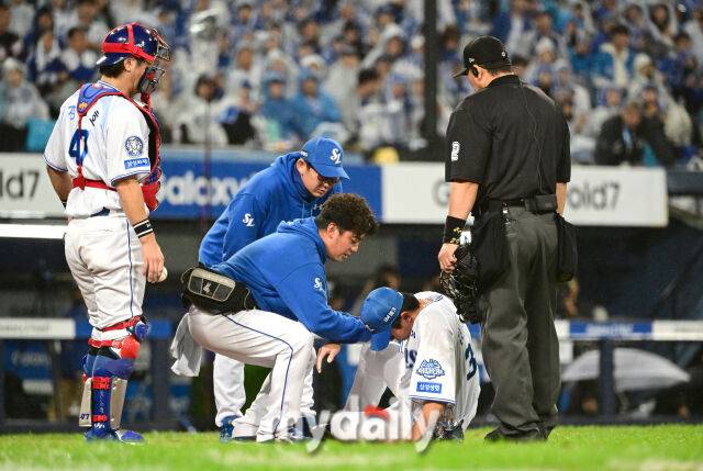 2025년 10월 13일 오후 대구 삼성라이온즈파크에서 열린 '2025 신한 SOL Bank KBO 포스트시즌' SSG 랜더스와 삼성 라이온즈의 준플레이오프 3차전 경기. 삼성 3루수 김영웅이 8회초 1사 후 SSG 에레디아의 3루 땅볼 타구를 처리하다 허리 통증을 호소하며 쓰러지고 있다./마이데일리