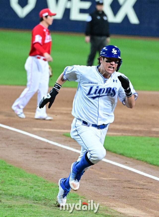 2025년 10월 14일 오후 대구 삼성라이온즈파크에서 열린 '2025 신한 SOL Bank KBO 포스트시즌' SSG 랜더스와 삼성 라이온즈의 준플레이오프 4차전 경기. 삼성 2루 주자 강민호가 3회말 1사 1.2루에서 김지찬의 1타점 적시타 때 홈으로 뛰고 있다./마이데일리