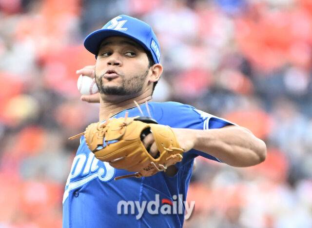 18일 오후 대전광역시 중구 대전 한화생명볼파크에서 진행된 '2025 프로야구 KBO리그 포스트시즌' 플레이오프(PO) 1차전 한화이글스와 삼성라이온즈의 경기. 삼성 가라비토가 선발등판해 역투하고 있다./대전=송일섭 기자