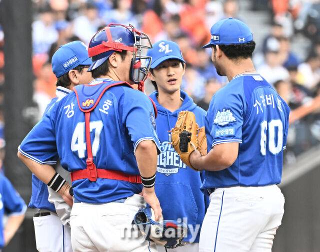 18일 오후 대전광역시 중구 대전 한화생명볼파크에서 진행된 '2025 프로야구 KBO리그 포스트시즌' 플레이오프(PO) 1차전 한화이글스와 삼성라이온즈의 경기. 삼성 가라비토가 4회말 1사 1루서 교체되고 있다./대전=송일섭 기자