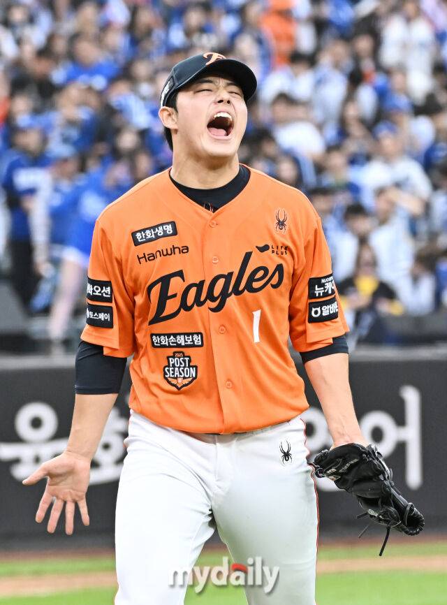 18일 오후 대전광역시 중구 대전 한화생명볼파크에서 진행된 '2025 프로야구 KBO리그 포스트시즌' 플레이오프(PO) 1차전 한화이글스와 삼성라이온즈의 경기. 한화 문동주가 7회초를 삼자범퇴로 막은 뒤 포효하고 있다./대전 = 송일섭 기자
