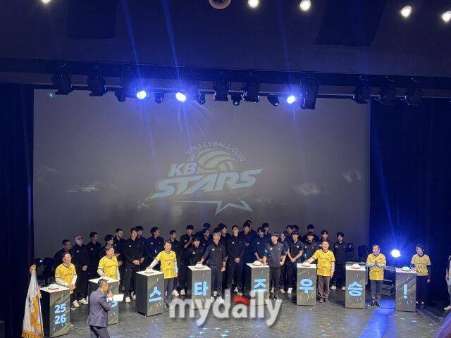 출정식에 참여한 KB손해보험 선수단과 코칭스태프 및 내빈들./의정부=김희수 기자