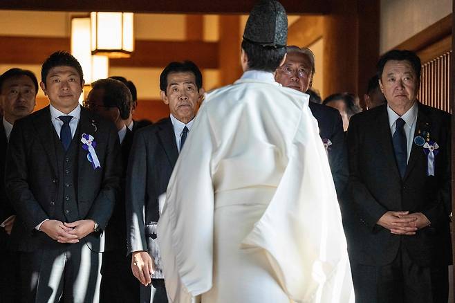 일본 국회의원들이 17일 일본 도쿄에서 야스쿠니 신사를 참배하고 있다. 다만, 이시바 총리나 차기 유력 총리인 다카이치 사나에 일본 자민당 총재는 이번에 참배하지 않고 대신 공물을 봉납했다. [AFP]