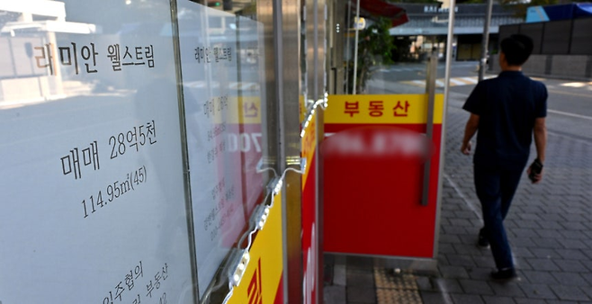 15일 오전 서울 도심 내 한 부동산에 아파트 가격표가 부착되어 있다. 임세준 기자