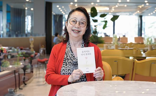 민애 할머니가 자신이 쓴 자서전을 보여주고 있다. [강북구 제공]