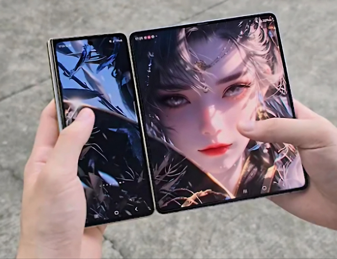 화웨이의 두번 접는 폴더블폰 ‘메이트XT’ [유튜브(@Trendy Tech Review Show)]